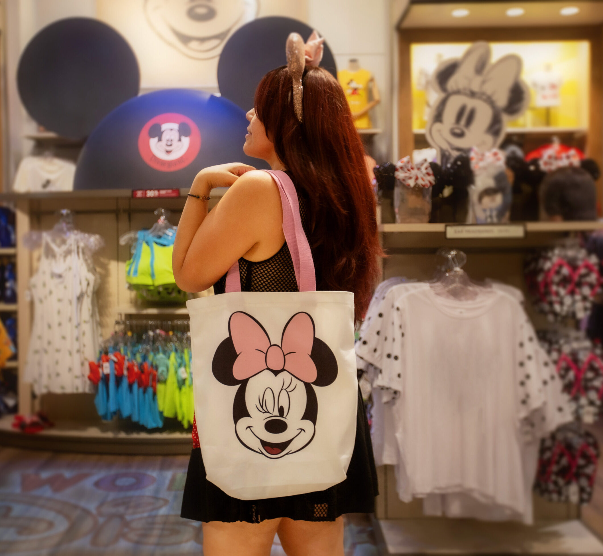 Woman wearing a Minnie Mouse canvas bag